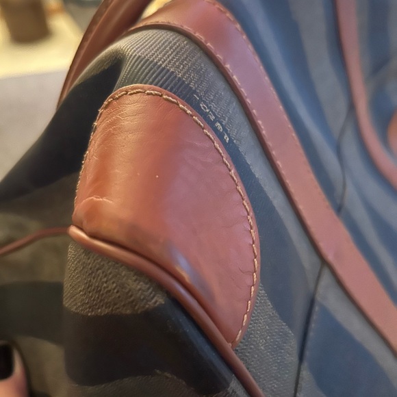 Vintage Fendi authentic purse. Very good condition slightly worn on bottom - Picture 7 of 8